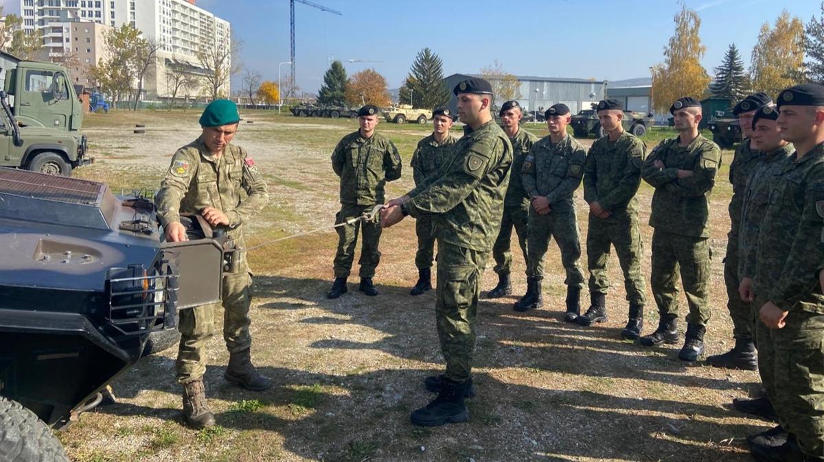 Mehmetçik'ten Kosovalı askerlere Cobra eğitimi!