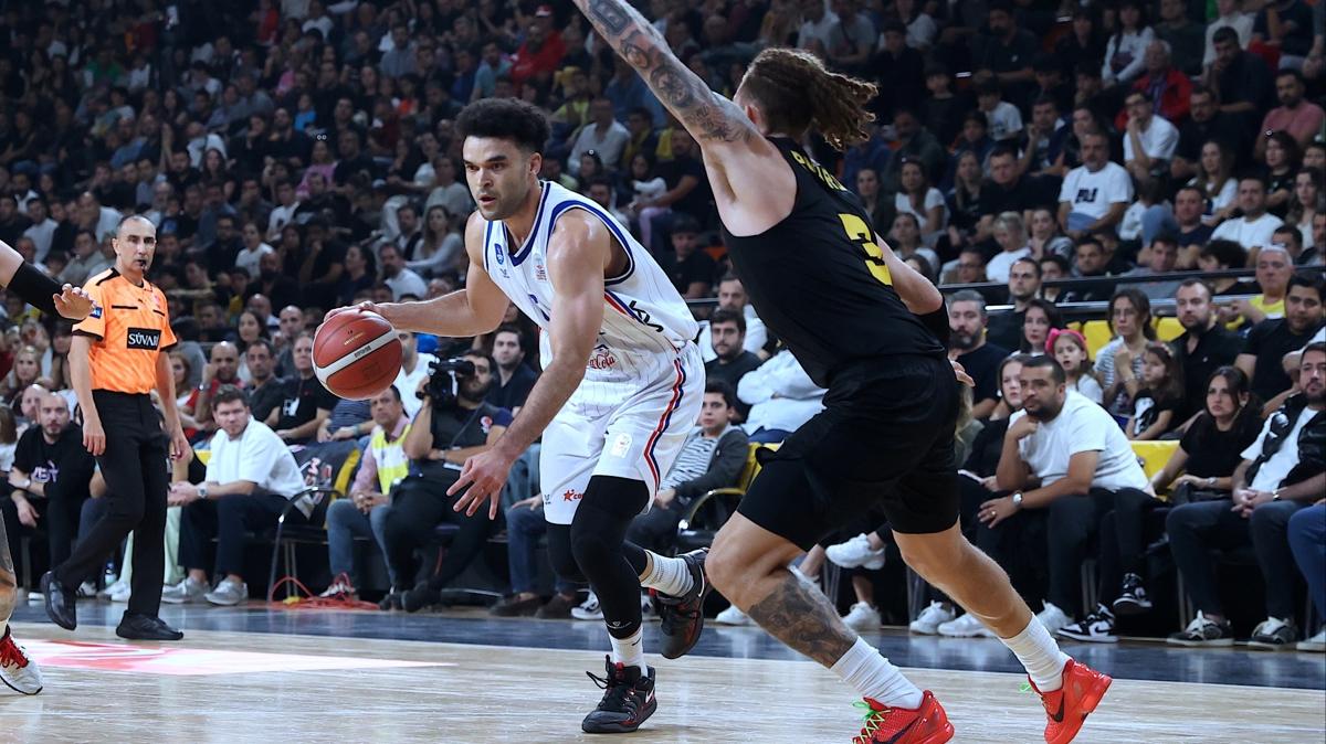 Anadolu Efes ligde dolu dizgin