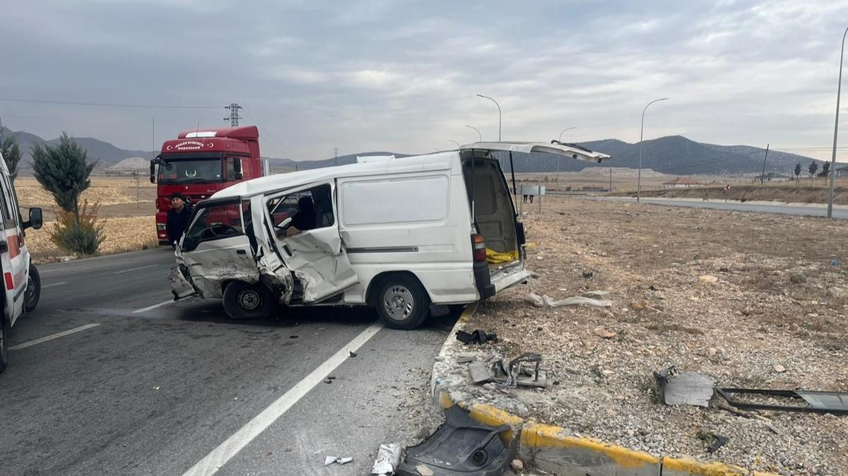 Kamyonet ile hafif ticari ara arpt: 6 yaral