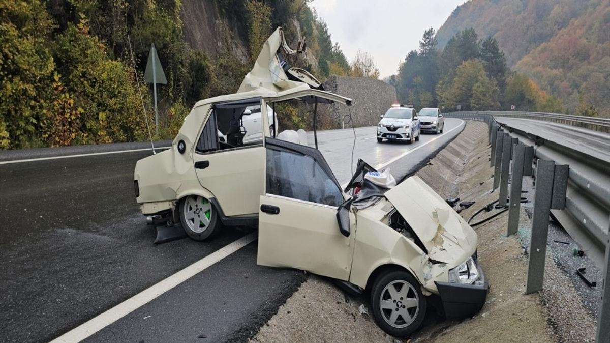 Kazada ortadan ikiye blnen otomobil hurdaya dnd