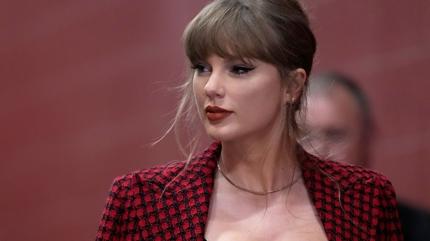 Taylor Swift'te korumalarndan nlem! Tm magazinciler ayaa kalkt