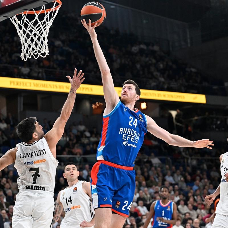 Anadolu Efes, Real Madrid'i devirdi