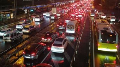 stanbul'da trafik kilit... Younluk yzde 90'a ulat!