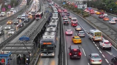 Haftann ilk i gnnde trafik kilit... stanbul trafiinde okul younluu