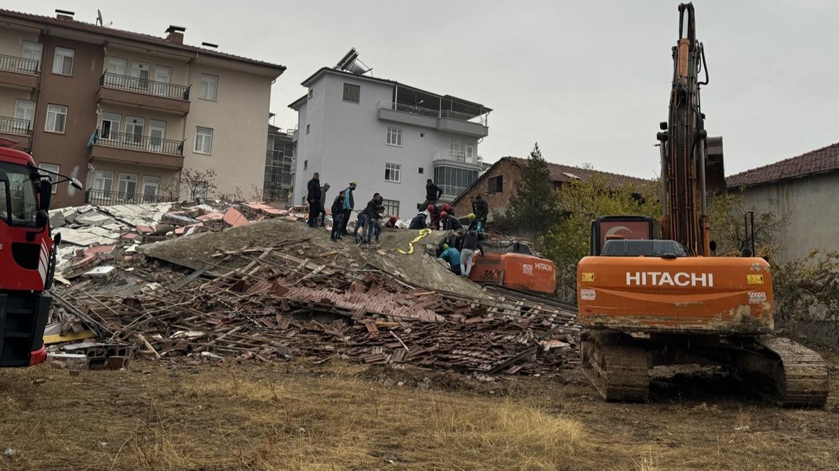 Malatya'da ar hasarl bina kt: Kepe operatr kurtarld