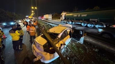 Anadolu Otoyolu'nda bariyere arpan otomobil ulam aksatt