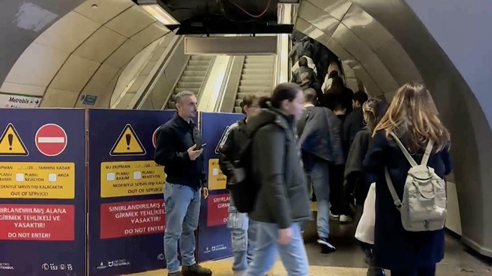 stanbul'da ulam ilesi: Metro istasyonunun yryen merdiveni arzaland