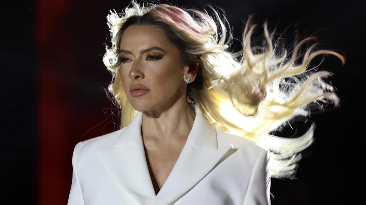 Mehmet Dinerler'den olay hareket! Hadise'nin fotorafn beendi