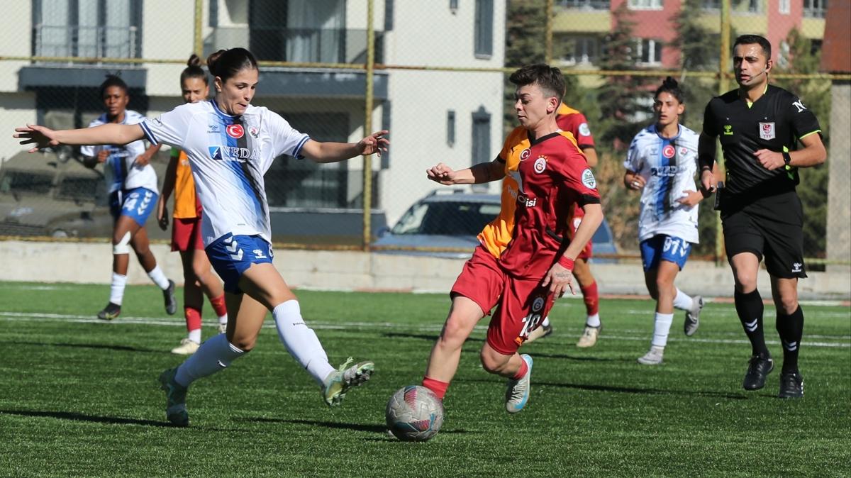 Galatasaray Kadn Futbol Takm, Hakkarigc engelini 2 golle geti