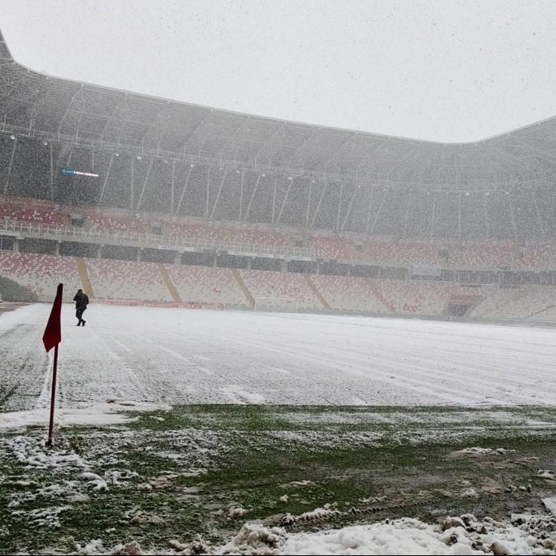 Sivasspor - Kasmpaa ma ncesi hakem Burak Pakkan'dan zemin incelemesi