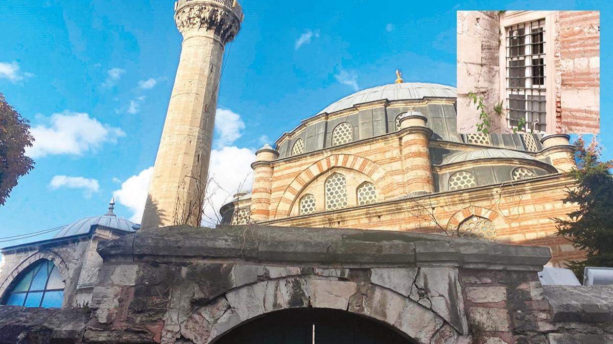 Fatih'teki tarihi Mehmed Aa Camii'nde plastik pencere skandal