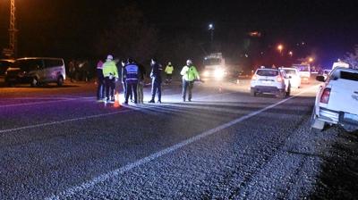 Malatya'da ldren kaza: Kardan karya geerken otomobilin altnda kaldlar