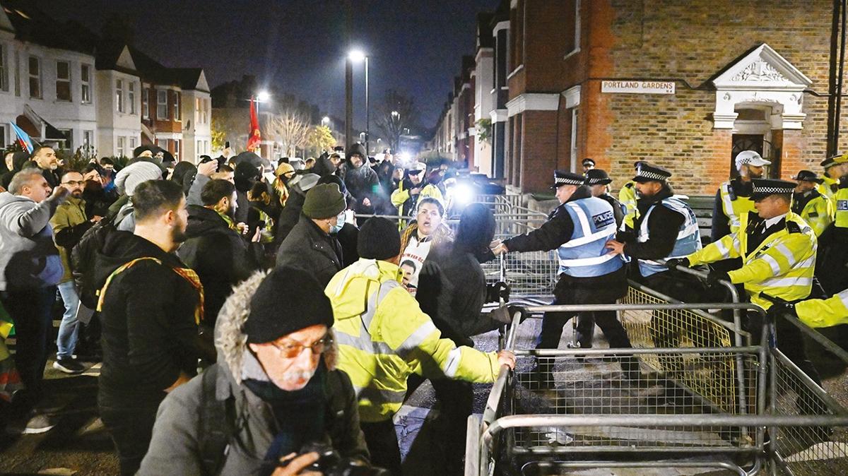 Londra'da PKK ayaklanmas! Barikat kuran polislere saldrdlar