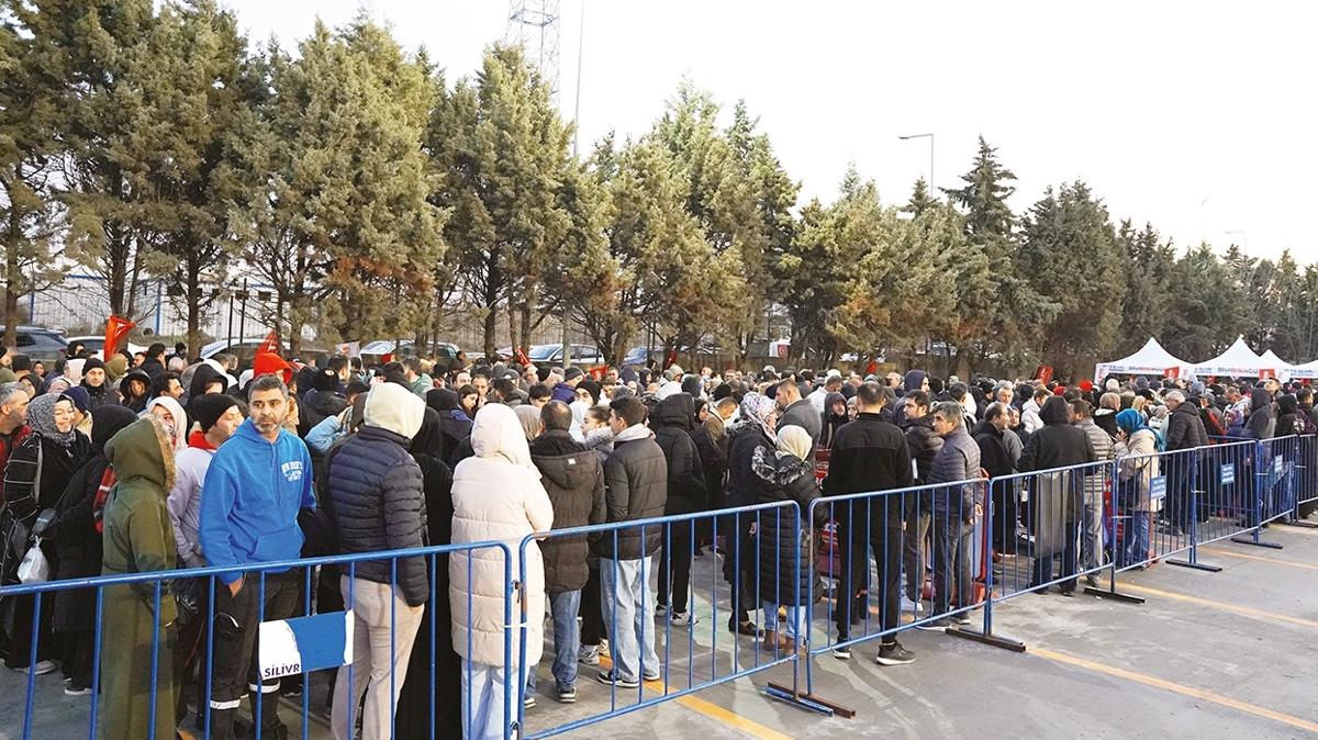 Market aln byle beklediler! ndirim eki iin sabaha kadar nbet... Hediyesi buz gibi souk