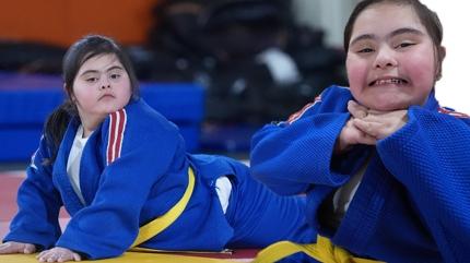 Down sendromlu Melisa judo hikayesiyle herkesi artyor