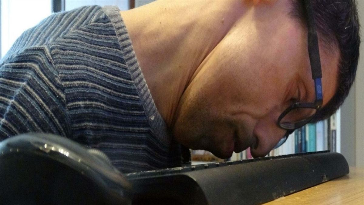 SP hastas adam klavyeyi burnu ile kullanarak ikinci kitabn bitirdi