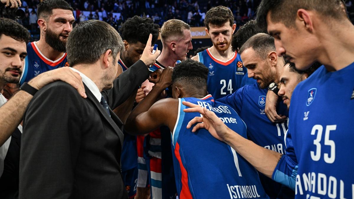 Anadolu Efes, Zalgiris deplasmannda parkeye kyor