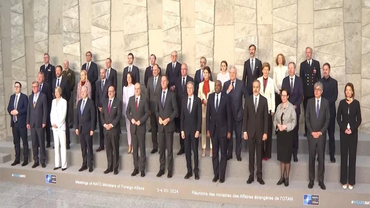 Bakan Hakan Fidan NATO Dileri Bakanlar ile aile fotorafnda yer ald