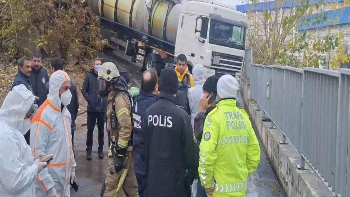 stanbul'da bariyerlere arpan tankerden kimyasal madde dkld