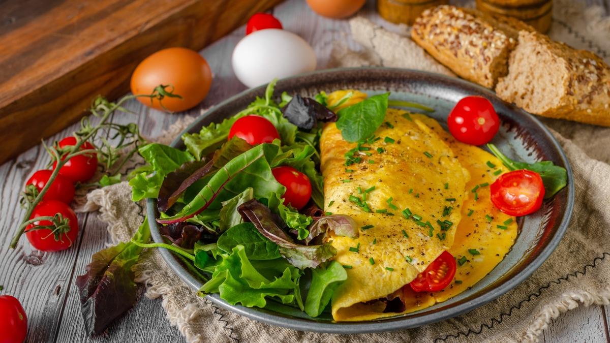 Kokusu sofraya aryor! Yumurtal omlet 10 dakikada hazr: Pratik ve lezzetli kahvaltlk