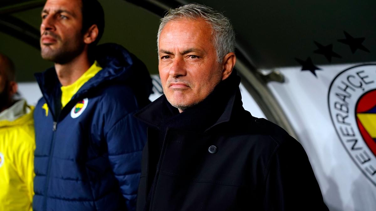 Mourinho'dan Dursun zbek'e tepki! "Onun adna utandm"