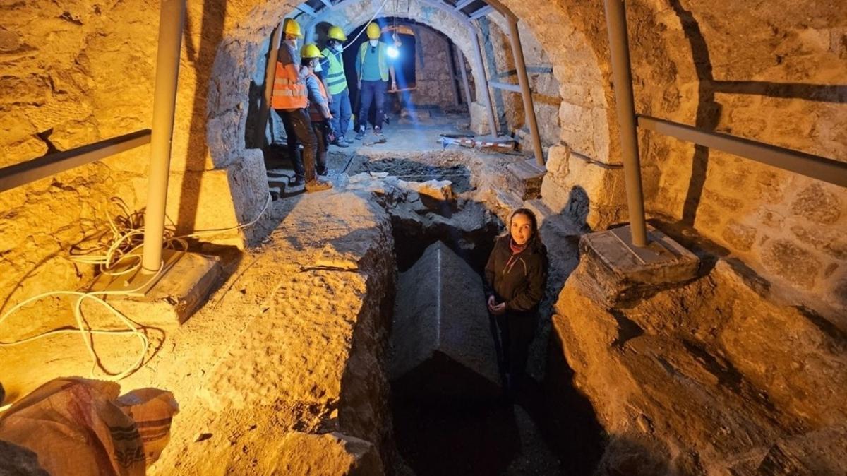 Noel Baba'nn mezar bulundu mu" Demre'de tarihe k tutacak keif