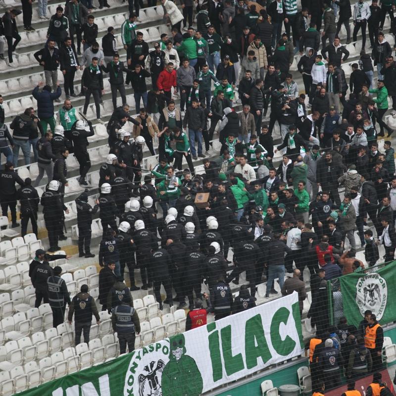 Sahaya girmek isteyen Konyaspor taraftarna polis engeli