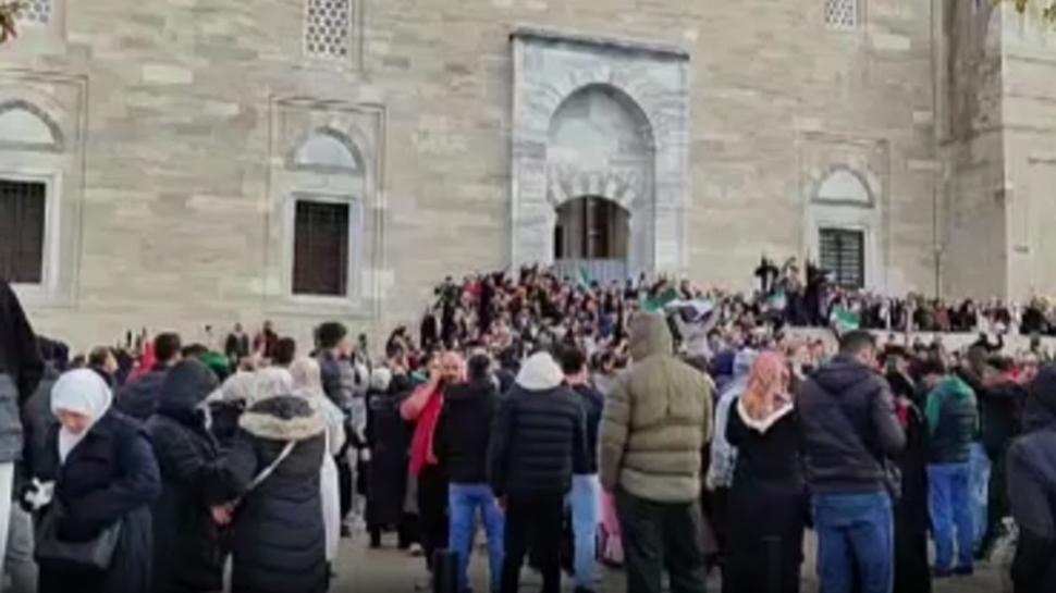 Fatih Camii'nde toplanan binlerce Suriyeli, muhaliflerin zaferini kutlad