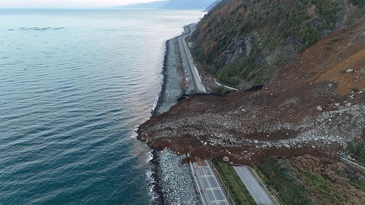 Artvin'de heyelan sonucu kapanan Karadeniz Sahil Yolu tek eritten ulama ald