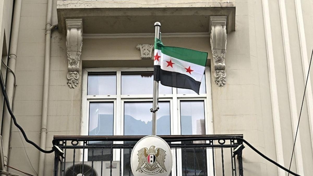 stanbul'da 'Devrim Bayra' dalgalanyor