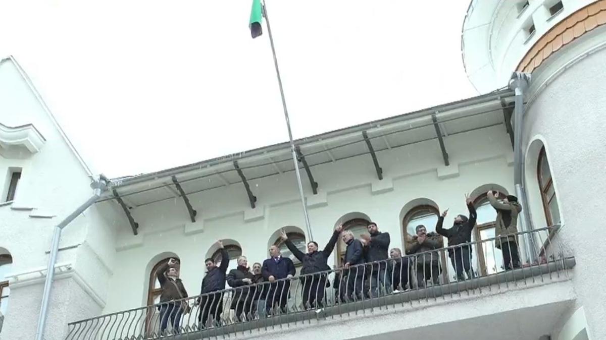 Suriye'nin Moskova Bykelilii'nde 'Devrim Bayra' dalgalanyor