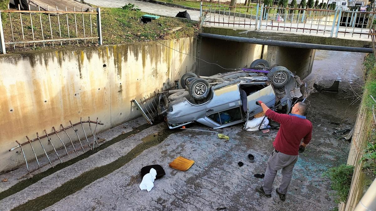 Direksiyon hakimiyetini kaybetti otomobiliyle dereye utu