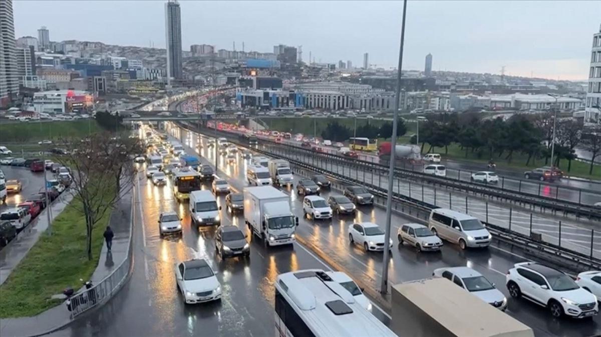 stanbul'da trafik durma noktasna geldi... Toplu tamalar doldu tat