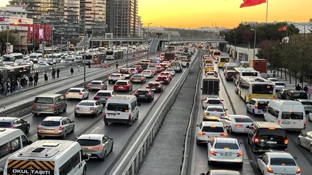 stanbul'da trafik kilit.... Aralar ilerlemekte zorluk yaad