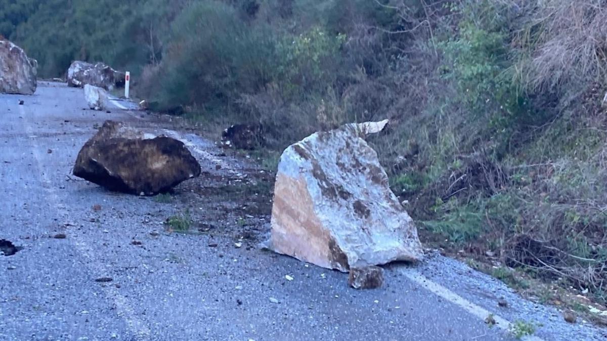 Aydn'da heyelan meydana geldi! Kk-demi yolu kapand