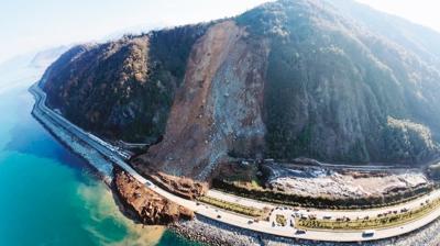 Heyelanda deprem şüphesi! 100 bin ton toprak yola kaydı