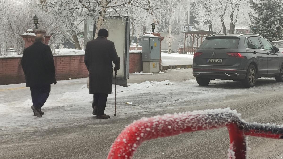 Termometreler eksi 26'y gsterdi... Gle buz kesti!