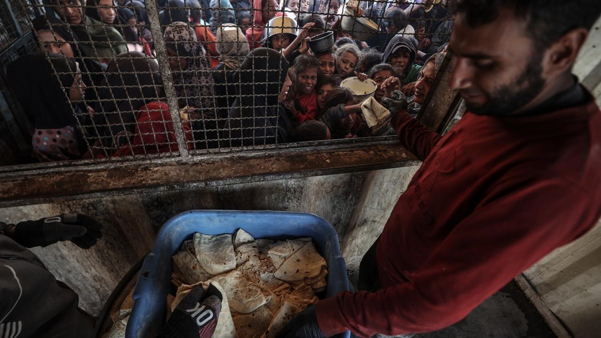 Gazze'de ekmek krizi; Filistinliler alkla mcadele ediyor