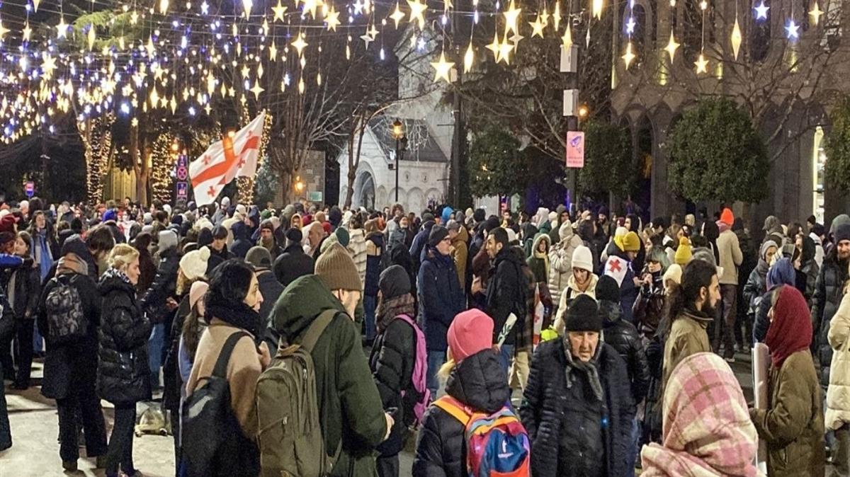 Grcistan'da AB yeliinin askya alnmasna tepki sryor