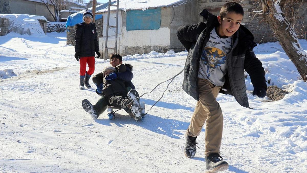 Tunceli'nin Plmr ilesinde kar nedeniyle tamal eitime yarn ara verildi