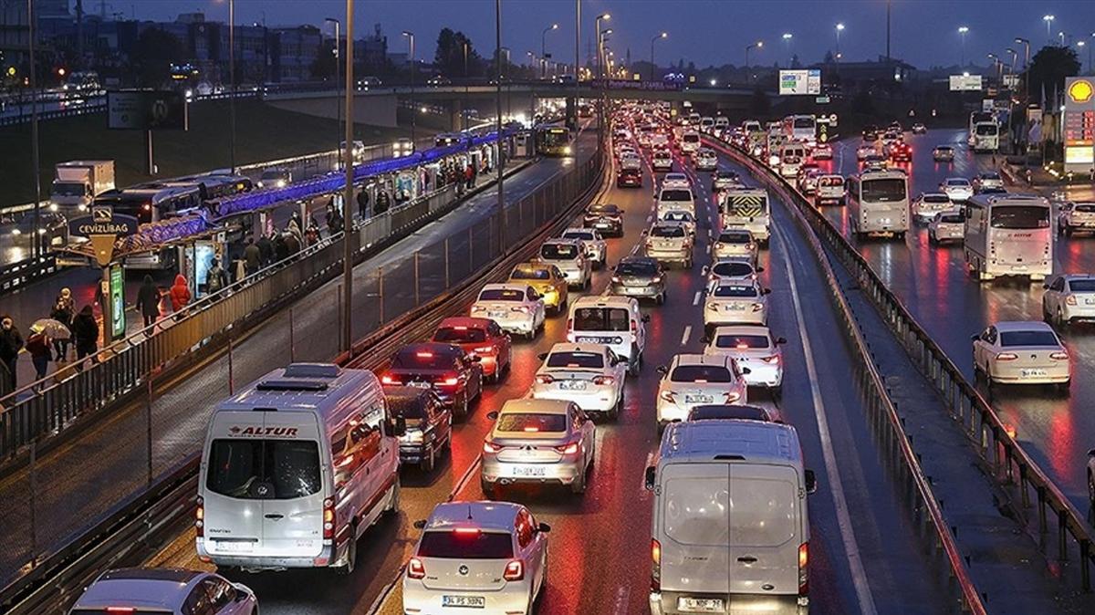 stanbul'da trafik younluu yzde 80'e ulat...