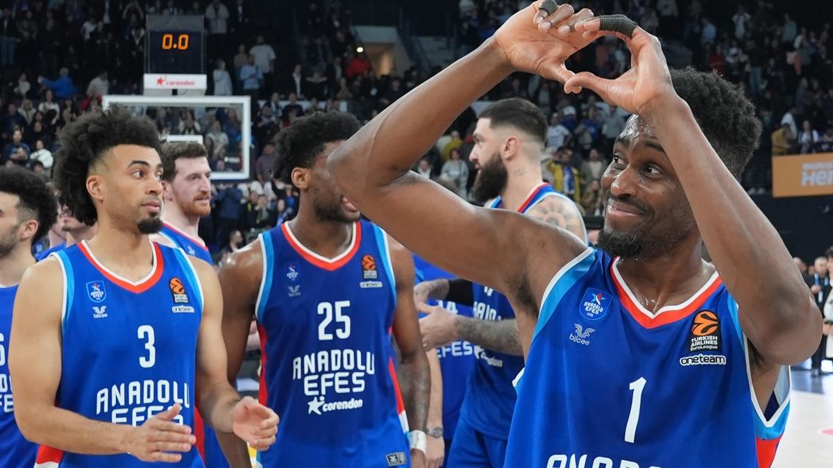 Anadolu Efes, Monaco deplasmannda galibiyet aryor