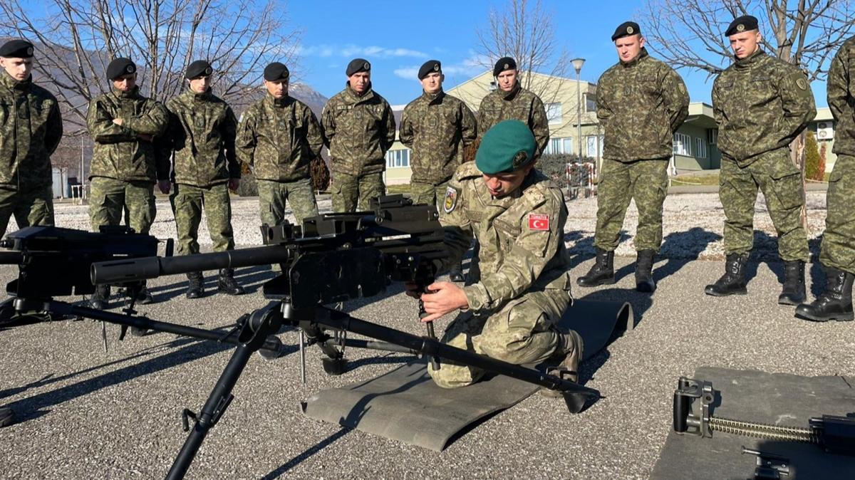 Trk askeri 'MK-19 Otomatik Bombaatar Eitimi' verdi