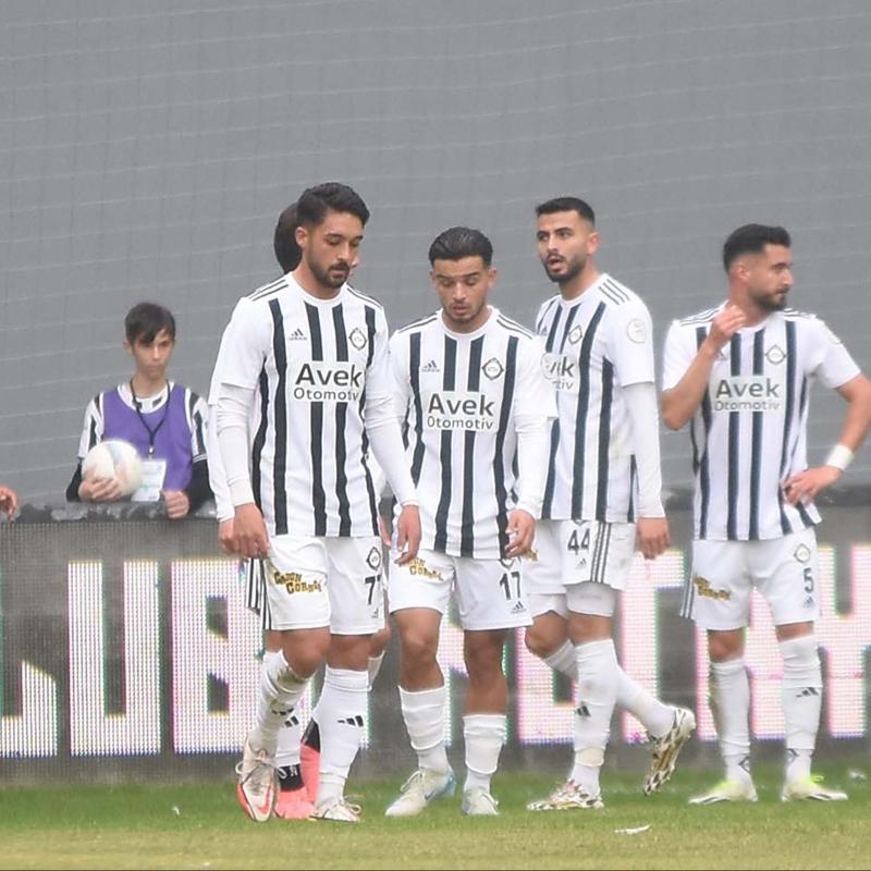 Altay'da kadro dalma tehlikesiyle kar karya