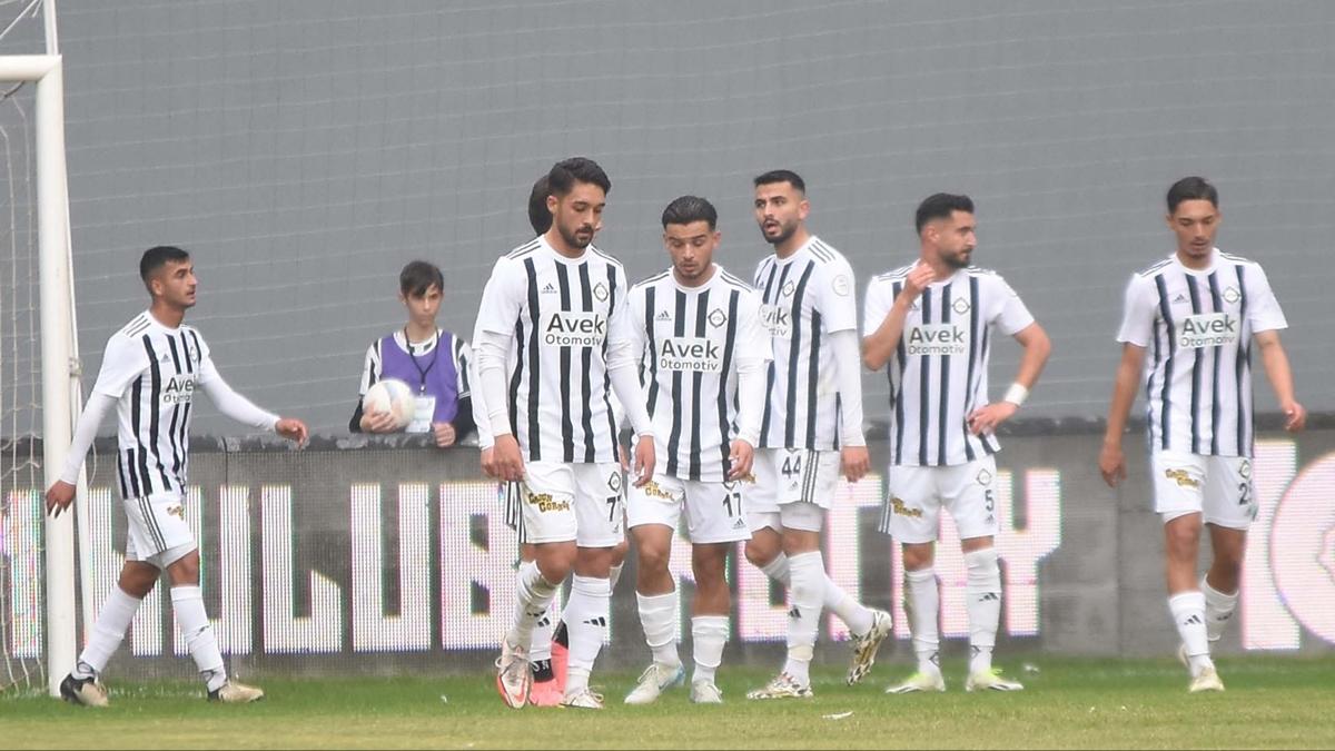 Altay'da kadro dalma tehlikesiyle kar karya
