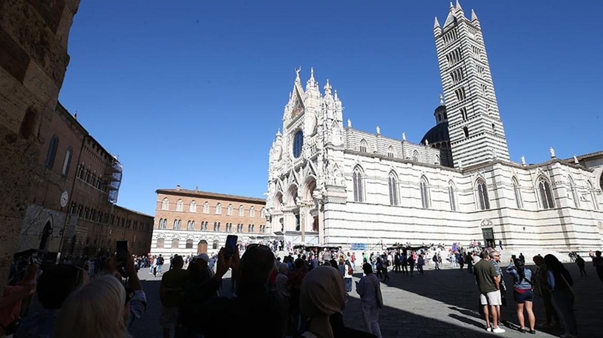 Milano'da sigara yasa yrrle girdi