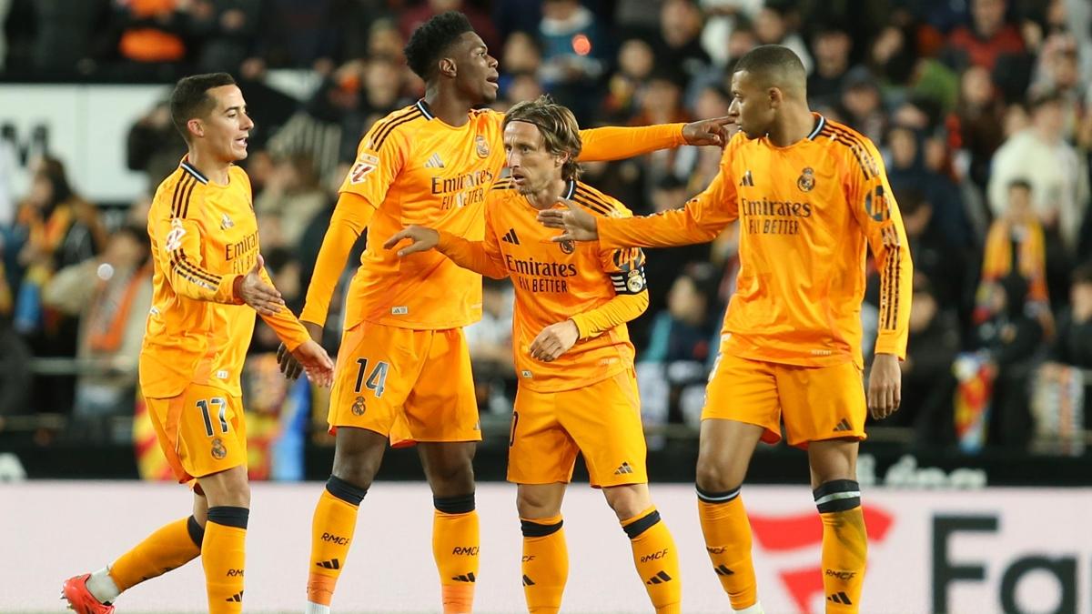 Real Madrid, Valencia engelini 2 golle geti