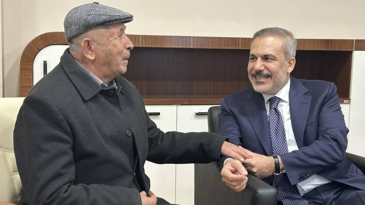 Bakan Fidan, ehit mer Halisdemir'in babasyla grt
