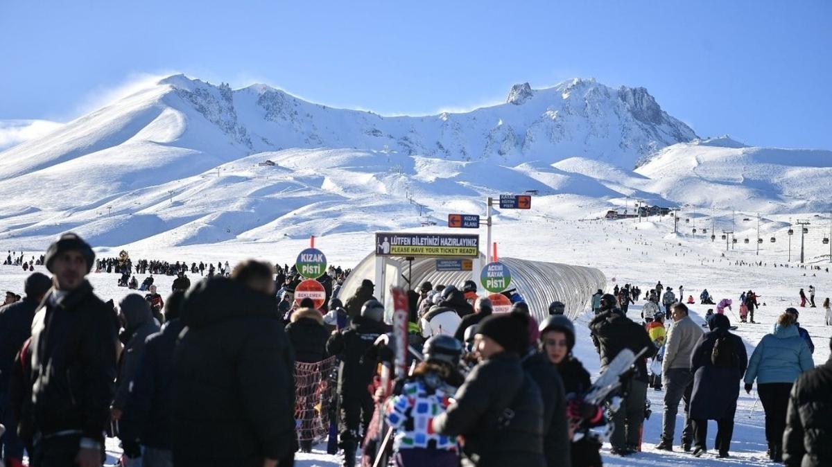 Erciyes yabanc ve yerli turistlerle doldu