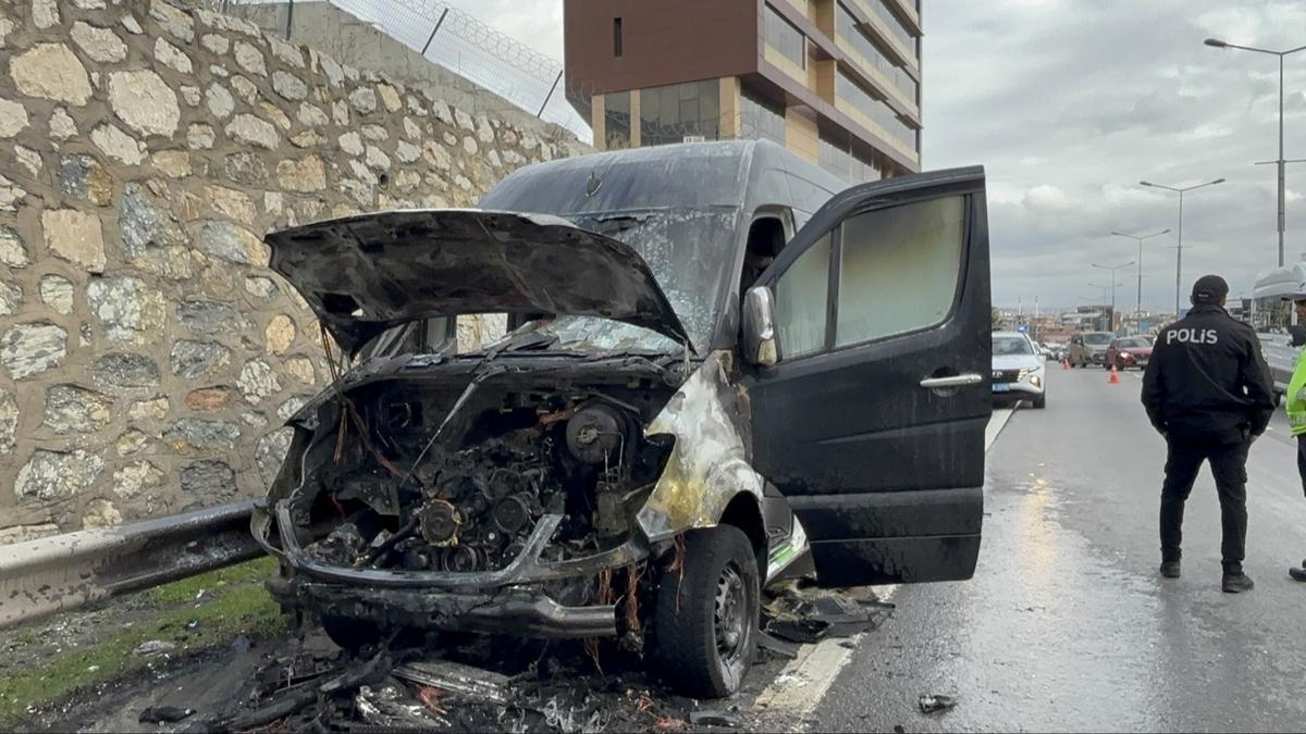 Pendik'te seyir halindeki servis minibs yand